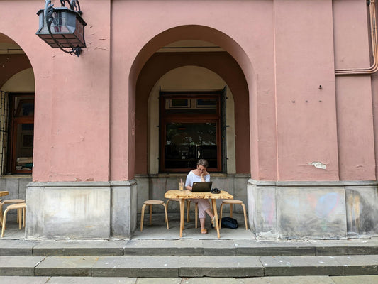 nicotine pouches digital nomads remote workers Europe 2026